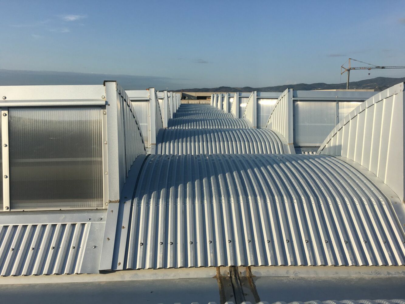Tetto industriale con lastre metalliche grecate e linee vita